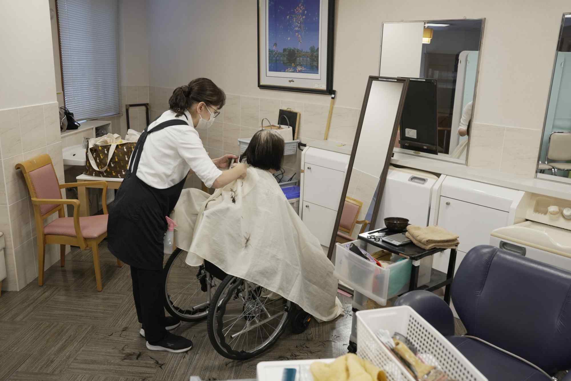 高齢者へのサービス | 神奈川県横浜市で訪問理美容なら株式会社ヘルスケア理美容ネットワーク